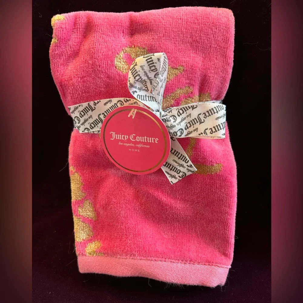 JUICY COUTURE Hot Pink & Gold Hand Towel Set. Iconic Gold Leopard Hearts Design